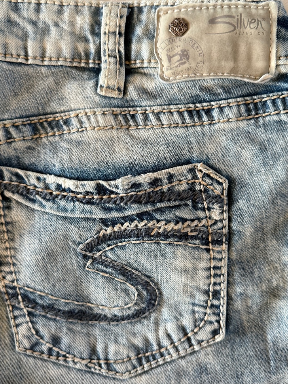 🌟 SILVER JEANS CO. - BOYFRIEND 🌟
Classic Stretch | Light Wash Jeans - Picture 4 of 11